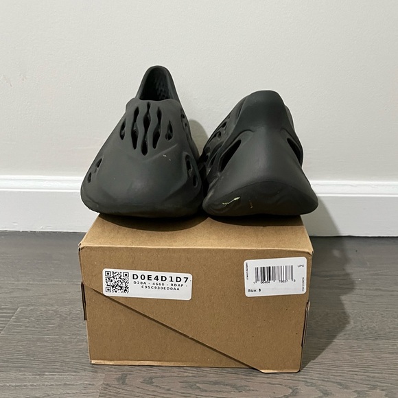 Yeezy Foam RNR Carbon - Picture 4 of 5